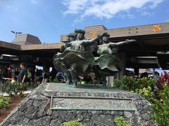 コナ国際空港に到着！３年ぶりだぁーーー♪
小さな空港で、屋根がほとんどありません。
飛行機降りて1分くらいで外に出れますｗ
空港のこのほのぼのとした感じがハワイ島らしいです。
