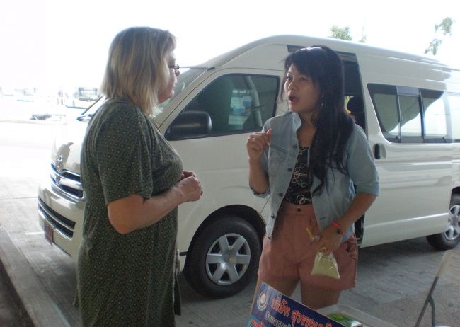 　そう思いながら他の客たちと一緒にベンチで待つこと１時間。<br />　その間、コ・チャンに行く人のミニバスは出発し、ラヨン行きのミニバスも出発して行った。<br />　残りは私一人。<br />　待つことに飽いてきた時、チケットを売っていた女性に手招きされた。<br />　「すみません。今日はトラート行きのミニバスは中止です。<br />　料金はお返しします。」<br />　「えっ！！じゃあ、どうすればいいの？」<br />　心臓がぱくぱくと異常な鼓動を繰り返す。