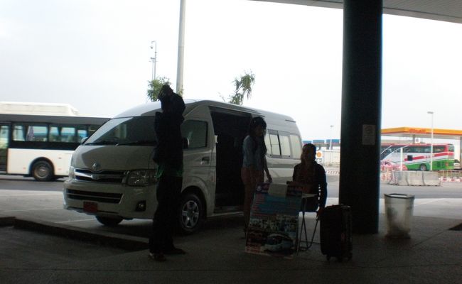 　「今日は、ここのトラート行きのバスは出ません。<br />　あそこのトラート行きのチケットを買ってください・・・」<br />　しばらく待たされた後、そんなことを言われて指さす方向を見ると、ミニバスの臨時チケット売り場が開設されていた。<br />　黒板を見ると、トラート行き出発は７:30になっている。<br />　予定のバスよりも１時間も遅くなるが、チケットはすんなりと買えて胸をなで下ろす。<br />　そうか、トラートに行く人が少ないので、大型バスがミニバスに変更になったのだな。