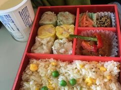 シュウマイ弁当。
崎陽軒のではないので初見の弁当です。