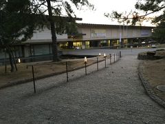 奈良国立博物館前を歩きます。