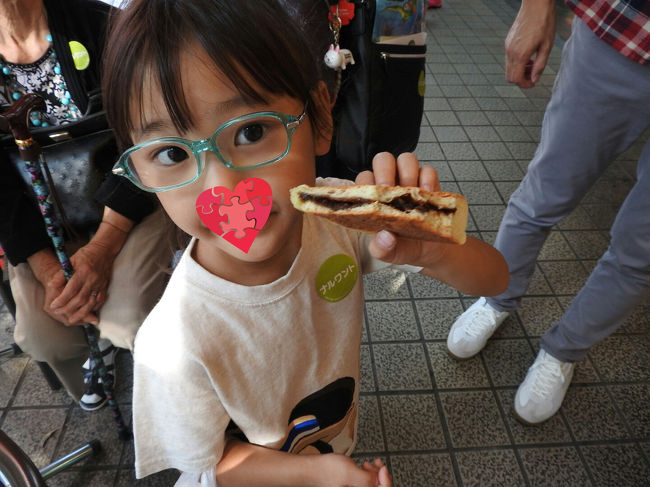 おばあちゃんが教えてくれて買えたお饅頭は、中がゴマあんで、すっごく美味しかった！<br />ありがとう！おばあちゃん！
