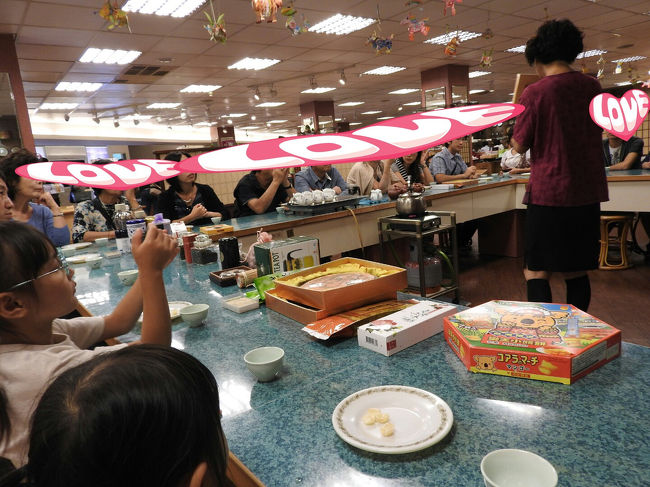 色んなお茶の試飲。<br />プーアール茶は解毒作用で…、などなど。<br />東方美人茶は紅茶みたいで美味しかったです。