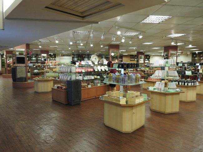 そして、左側におみやげが。<br />ここのピリ辛メンマ、試食した子供たちに大ウケ！<br />辛くはなくて、やわらかくておいしかった！<br />５つ購入。１つ180ND。