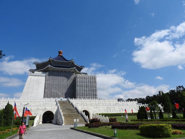 中正紀念堂。<br />工事中。<br />この工事してる風景で、ここが集合場所だって方向が分かります。