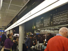 kajsas fiskです。1人でも入りやすそうで手頃な感じのレストランを探してtrip advisorを見てたらここのブイヤーベースのクチコミ評価が高かったので気になっていました。
市場に面したビルの地下でもお洒落な雰囲気です。ここはセルフサービス。レジでfish soupをオーダーしてお会計をし、トレイにスープを入れてもらいました。カードで支払ったのですがこちらは機械にカードを通すのを自分でするのでしょうか。どちらの向きに通したらいいのかわからず困りました。