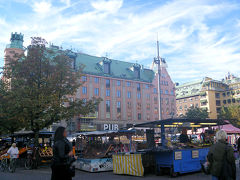 思っていた以上に距離がありましたがやっと目当ての地に到着しました。
お目当ての店はヒョートリエット広場に面したビル、ヒョートハーレンの地下にある