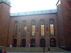 市庁舎の中庭に入りました。

ノーベル賞晩餐会の会場となるブルーホールと舞踏会が行われる黄金の間にはさすがの私も心惹かれましたが市庁舎内の見学はガイドツアーでのみ。
9/1〜5/8は10:00、11:00、12:00、13:00、14:00、15:00のみでこの時既に15:20でした。