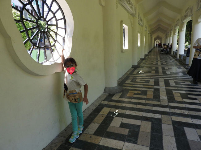 あの建物にはすぐいかず、入口入ってすぐ右にあるこの廊下。<br />108種類の形の窓があるらしい。<br />それがとてもかわいかったです。