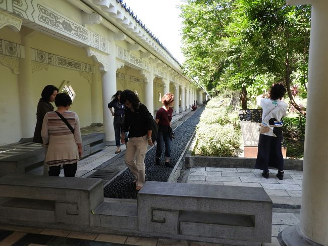 この廊下のすぐ隣は、石ころがコンクリートに埋まってで来た足つぼロード。