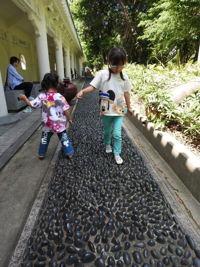 子供は平気な顔して走る。<br />大人のとある男性、熱したフライパンにいるかのように「いーたぁいっ！たぁいたぁいたぁいっ！！」と大騒ぎ(笑)<br />知らない人だったけど、あまりに騒ぐので「そんなに？！」と聞くと、「いや、マジですんげー痛いです。」と。<br />男性は身体が大きいので、食い込んでいたいのかもしれません。