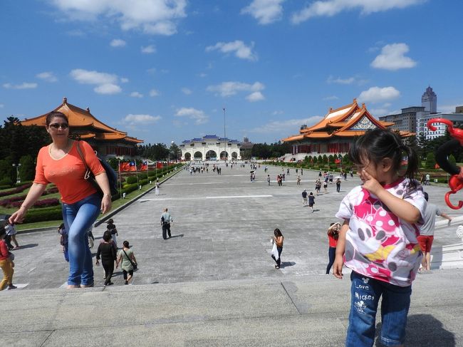 あ！あそこが集合場所だ。早くいかなきゃ。あの白い門へ。