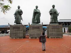 駅前広場に建つ 「高知・土佐の３志士像」
左から 武市半平太　坂本龍馬　中岡慎太郎

この手の像は 正面から見ると格好悪いが・・・