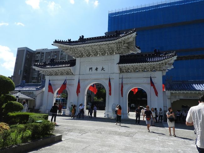 ついた！<br />この門だった。って、雰囲気全然違う場所だった。