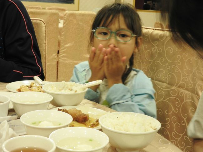 長女も喜んでたべてたのに、勢い余って食べてしまった麻婆豆腐。<br />ここから一気に体調がおかしくなる。<br /><br />大好きになった小梅ちゃん(レストランの方じゃなくて添乗員さん)と手を繋ぎながらバスに乗った娘。<br />私は次女を連れてバスに乗ると、娘はマイクをもってアナウンスを始めた。しばし、具合の悪さを忘れる娘。<br />