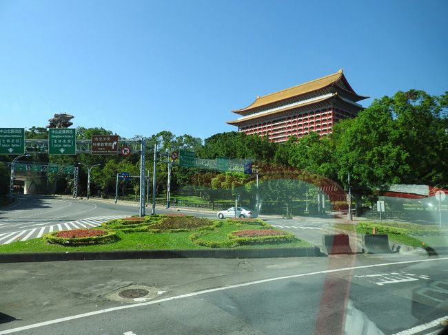バスから圓山大飯店が見える。<br />ここを通りすぎると…