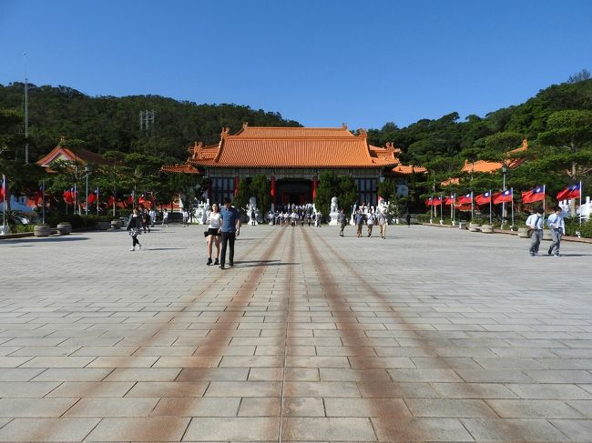 忠烈祠。この茶色いのは兵隊さんの足跡です。