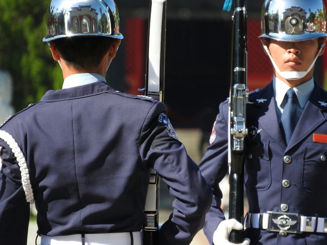 靴の裏にタップチップが付いているような足音を鳴らします。<br />ここでの警備をしている方も実は兵隊さんなんだって。<br />色んな役を果たすことで、色々な面を理解できるからって順繰りに交代するらしい。