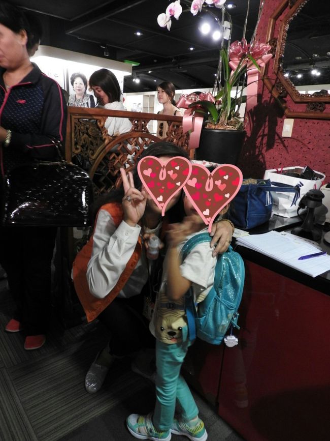 忠烈祠のあとは、故宮博物院(１時間)、「金龍」という免税店で解散(滞在というより、ここで下ろされてバイバイするだけ)、16時30分にツアーは終わりました。<br />小梅ちゃん、すごくいい方でした。<br /><br />強制市内観光なんて行ってごめんなさい、すごくたのしかったです。