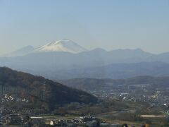 高崎市役所市庁舎の展望所からの展望です。
無料で見れます。
雪景色の山は浅間山でしょうか？