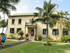 1838年に建てた、白いラナイ付きの木造2階建ての大邸宅。ハワイ王家の夏の離宮として使われていたそうです。
今は博物館になっています。