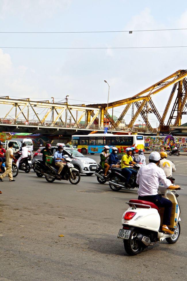 手入れされていたら<br />カッコいい橋だと思うけど<br />ここを歩くのはジェットコースターに乗るより<br />何十倍も怖かった