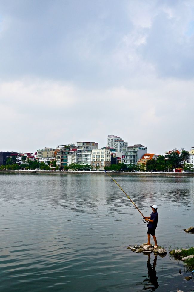 そして<br />タクシーに乗ってタイ湖に来た<br />６月の<br />蓮の花がここ一面に咲き乱れる<br />様子を覗いてみたい