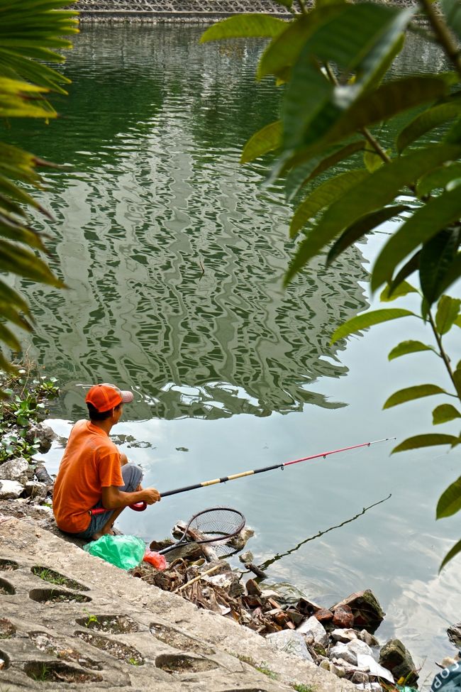 近くの<br />オヤジ達、釣りを楽しんでいます