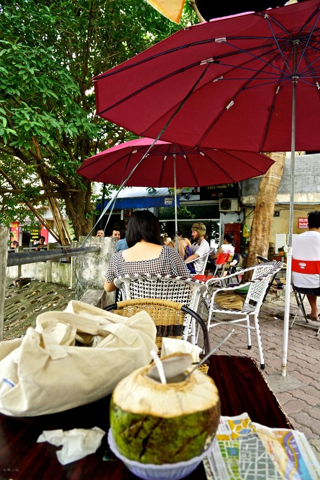 また<br />タイ湖近くで一休み<br />外人さんが沢山お茶していた<br />ココナッツジュースもここは冷えていて驚き