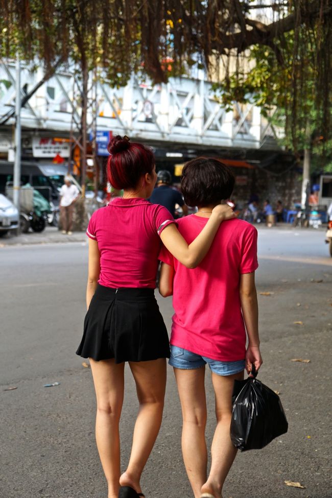 ハノイでは<br />女子同士で手をつないだり<br />こんな感じ何度か見た