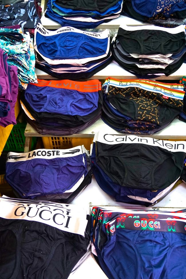 パンツもだよ<br />見えない所のブランド品？<br />お洒落の基本なのか。。。<br />みんなフェイク？