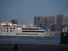 レインボーブリッジのプロムナードを目指しています。