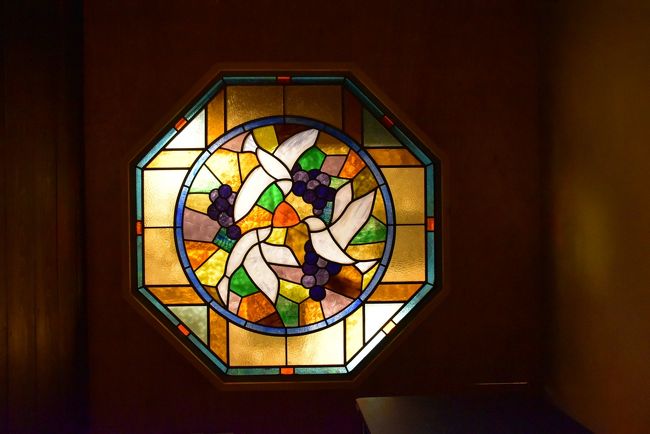チャペル入口のステンドガラス<br />