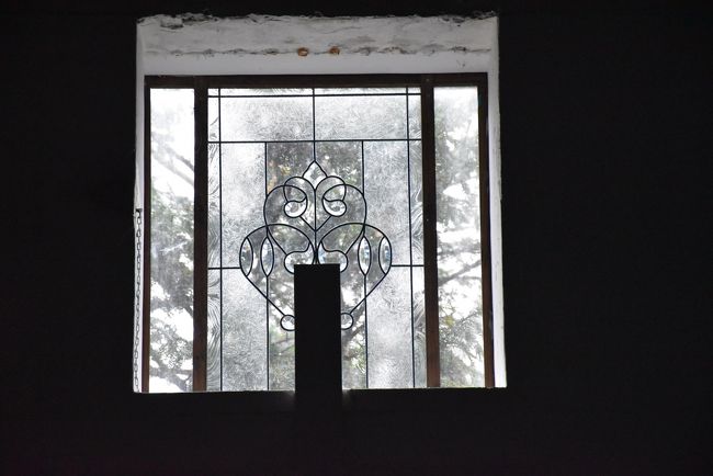 窓の模様を通して目に入る景色<br />