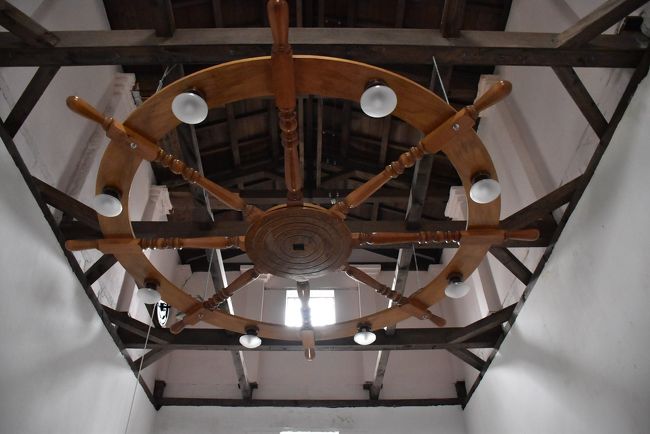 天井には舵を利用したシャンデリア<br />