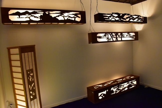 和風の飾り照明<br /><br />別の展示室に来ています。<br /><br />展示物は値段が表示されていませんが、販売してもらえます。<br />