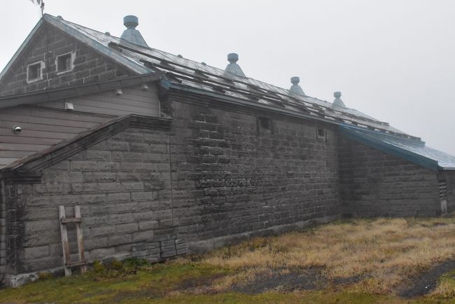 駅前に石積み蔵<br />