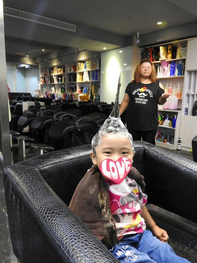 ジュースやさんの信号を渡り、左折したところにある美容院で台湾シャンプー。<br />ここのサロンはすごく上手!!<br />地下には、マイボトルならぬマイシャンプーボトルが壁面に一面置かれてありました。