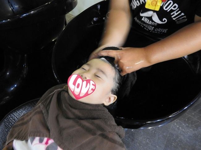 この気持ち良さそうな顔?<br />洗った後は、きれいにセットしてくれます。<br />ここは価格も安くて、３人で600ND。<br />一人200NDですね。