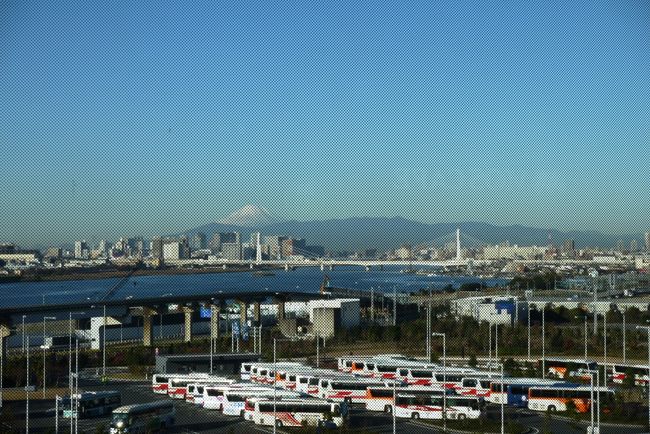 それよりも何よりも、この場所のロケーションにびっくり！<br />目の前の大きな窓の向こうに、富士山がくっきりと見える！