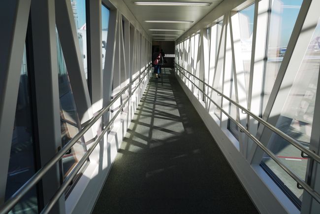 長〜い長〜い、通路を渡っていよいよ搭乗です。