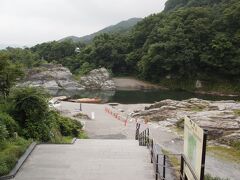 9：45　岩畳　うわ！人がいないよ！階段を下りていくと、ライン下りの小屋があり、少々お待ちくださいねと声かけられる。先客はお二人。
