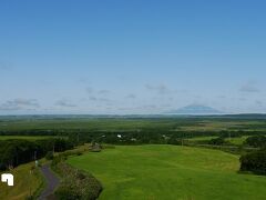 広大なサロベツ原野が広がる。利尻山も見えて理想的な風景。この場所は２００９年にも来ているのだが、当時は携帯カメラでの記録だったので写真の撮り直しという意味で２００９年以前に訪れた場所に２０１０年以降再訪問をしている。