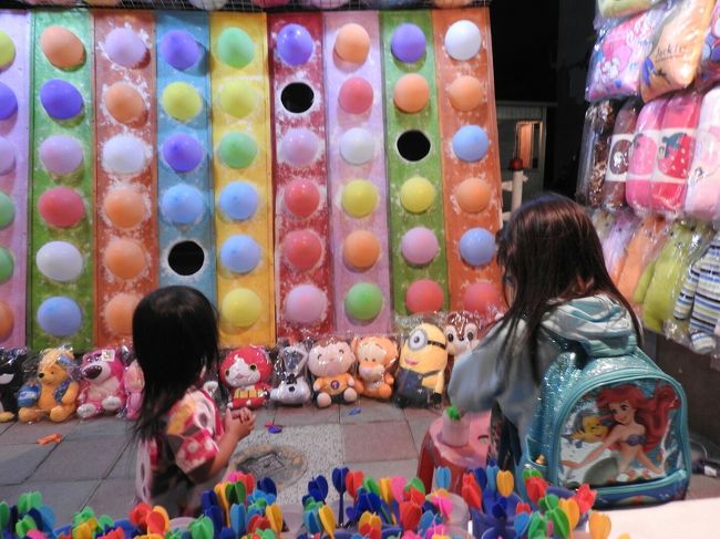 タクシーは、士林市場の一番左の縁日レーン(私が勝手にそう呼んでいるだけですが)に停めてもらいました。<br />子供たち、こういうのやったことなくて、喜んでいました。<br />お兄さん、けっこう適当で、何本も矢をくれました。