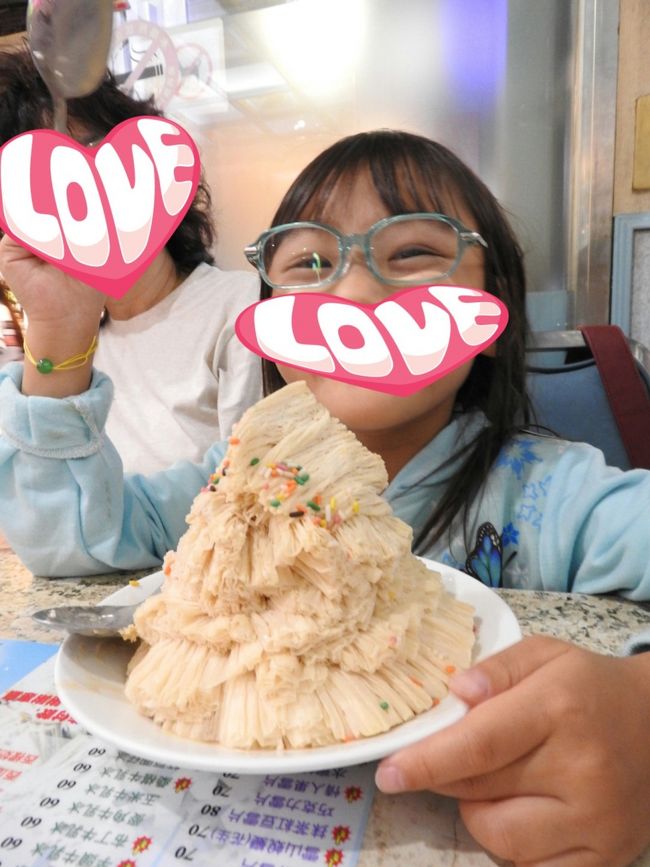 ピーナッツかき氷。<br />この大きなかき氷を娘は全部食べました。<br />台湾で食べたもののなかで一番美味しかったそうです。