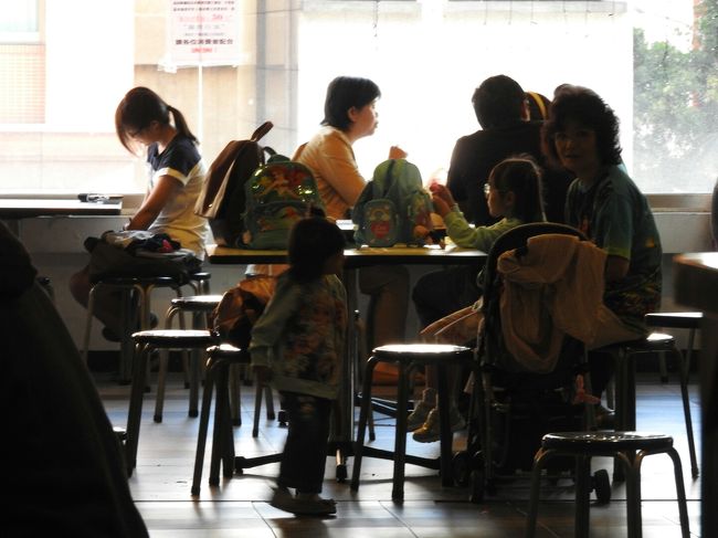 テイクアウトの人もけっこういました。<br />みんなが座って食べる訳じゃないみたい