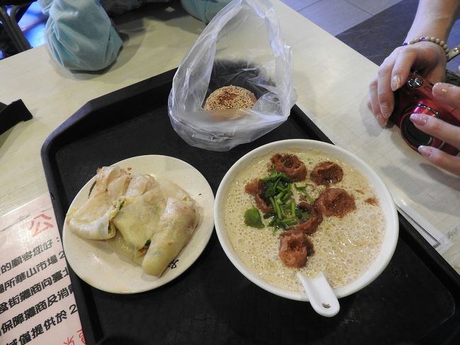 メニューみても全然分からない!!<br />何を頼めばいいのか…、と困っていると、なんとこの激安ツアーで同じホテルの女性がすでに座って食べているじゃないか！<br /><br />これとこれとこれ！と食べているものの名前を教えてくれて無事に頼めました。<br /><br />ここの豆乳は味がちゃんとついていました。<br />出汁の味。<br />なるほど、だからみんなが美味しいというわけですね。<br />薄味のこの国では濃い味ですが、日本人にはちょうどいい感じの味です。<br />子供たちの食いつきっプリがよくて、おかわりしました。<br /><br />食べていると、いきなり背中をポンっ！ちょービックリ!!<br />タクシーの運転手、陳ちゃん登場！<br />写真とるよ〜!!と撮ってくれました。<br /><br />この人数の中でよく私たちが分かったなぁ、と再びビックリ。<br />いや、子供がいるから分かったのかも…。