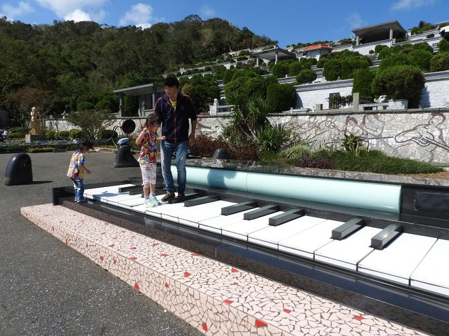 入るとすぐに大きなピアノがあります。<br />鍵盤に乗ると、本当に音が出る♪