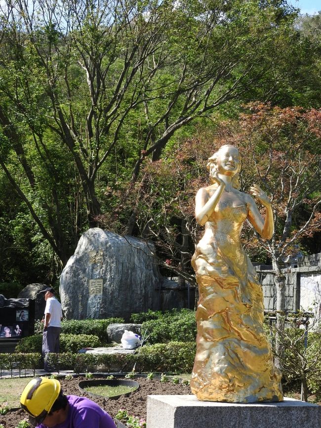 海に向かって歌い続ける歌姫。