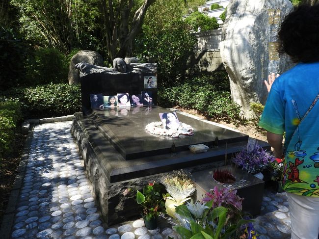 こちらの石の下に冷凍保存されて眠っているそうです。